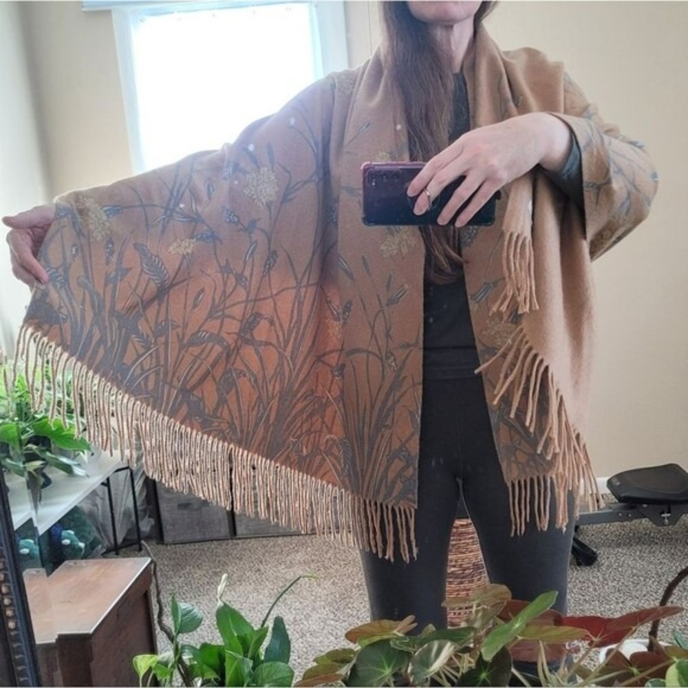Johnstons Cashmere wrap shawl Tan Floral Made in Scotland Fringe LN/NWOT - Picture 8 of 10